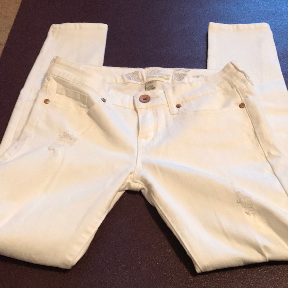 Refuge White Ripped Jeans